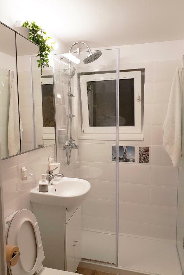 Central Stylish & Cozy One Bedroom Apartment - Adela Accommodation - Ideal For Long Stays Bükreş Dış mekan fotoğraf